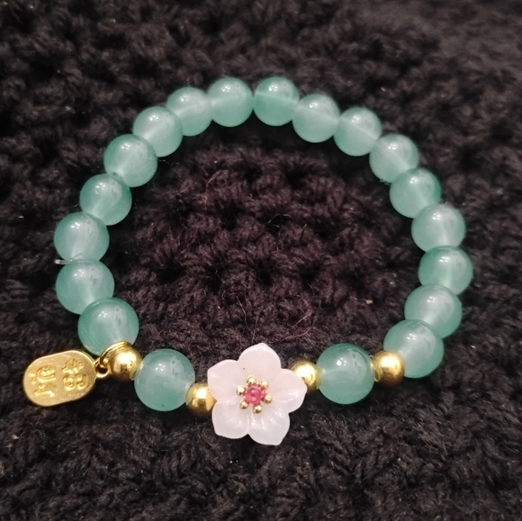 Jade Green Aventurine Bead Stretch Bracelet with Flower Accent NEW - Picture 3 of 5